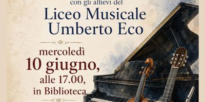 Studenti del Liceo Musicale Umberto Eco durante un concerto di musica classica nella Biblioteca di Serravalle Scrivia, con pianoforte, violino, chitarra e flauto protagonisti di un pomeriggio dedicato ai giovani talenti del territorio.