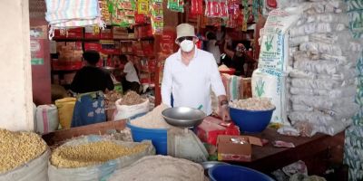 Francesco Barone in un mercato del Burundi durante una missione umanitaria, circondato da sacchi di cereali, farine e prodotti alimentari. L'immagine documenta le attività di sostegno alle popolazioni locali in condizioni di povertà, tra distribuzione di beni essenziali e assistenza alle comunità più vulnerabili.