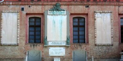Monumento ai Caduti situato presso la Caserma Maggiore della Cittadella di Alessandria, con lapidi commemorative e segni evidenti di degrado e scarsa manutenzione.