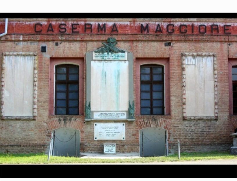 Monumento ai Caduti situato presso la Caserma Maggiore della Cittadella di Alessandria, con lapidi commemorative e segni evidenti di degrado e scarsa manutenzione.