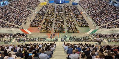 Vista panoramica dell’Inalpi Arena di Torino gremita di partecipanti durante un congresso dei Testimoni di Geova, con migliaia di persone sedute sugli spalti e nell’area centrale dell’impianto.