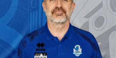 Marcello Ferrari durante un allenamento con il settore giovanile della Virtus Alessandria Pallavolo, confermato responsabile per la stagione sportiva 2026/2027.