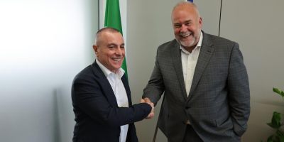 Stretta di mano tra i rappresentanti di Sogin e Candu Energy durante l'incontro dedicato all'innovazione e alle tecnologie nucleari tra Italia e Canada.