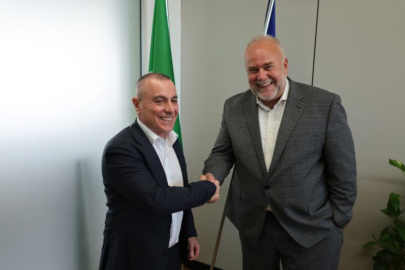 Stretta di mano tra i rappresentanti di Sogin e Candu Energy durante l'incontro dedicato all'innovazione e alle tecnologie nucleari tra Italia e Canada.