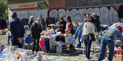 Visitatori ed espositori al Mercatino del Vintage del Quartiere Cristo di Alessandria tra oggetti da collezione, abbigliamento usato e curiosità del passato.