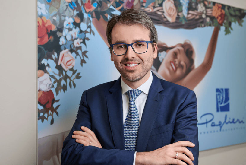 Matteo Tranfaglia, Marketing Director di Paglieri S.p.A., in un ritratto aziendale presso la sede del Gruppo, davanti a un pannello dedicato ai marchi storici dell'azienda.