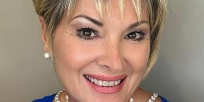Ritratto della scrittrice e poetessa Ada Rizzo, autrice siciliana impegnata nella promozione della pace, dei diritti umani, dell'inclusione sociale e del dialogo culturale internazionale.