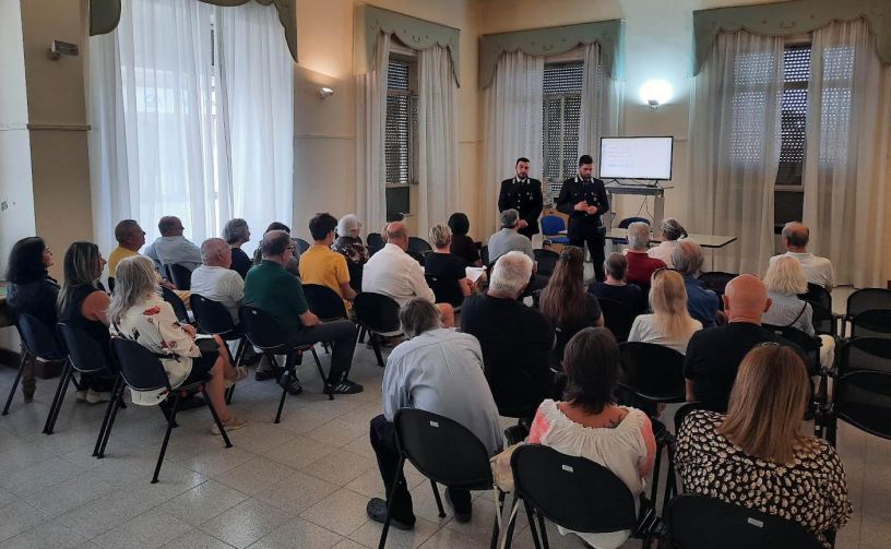 Incontro pubblico sulla prevenzione delle truffe agli anziani organizzato dai Carabinieri presso il Comune di Cassano Spinola, con numerosi cittadini presenti in sala.