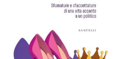 Copertina del libro Non chiamatemi First Lady di Elisa De Leo. In primo piano un paio di scarpe con tacco rosa e una corona dorata, simboli delle aspettative e delle etichette legate alla figura pubblica della compagna di un politico.