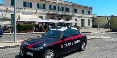 Pattuglia dei Carabinieri davanti alla stazione ferroviaria di Novi Ligure durante un intervento di assistenza a una persona in difficoltà.