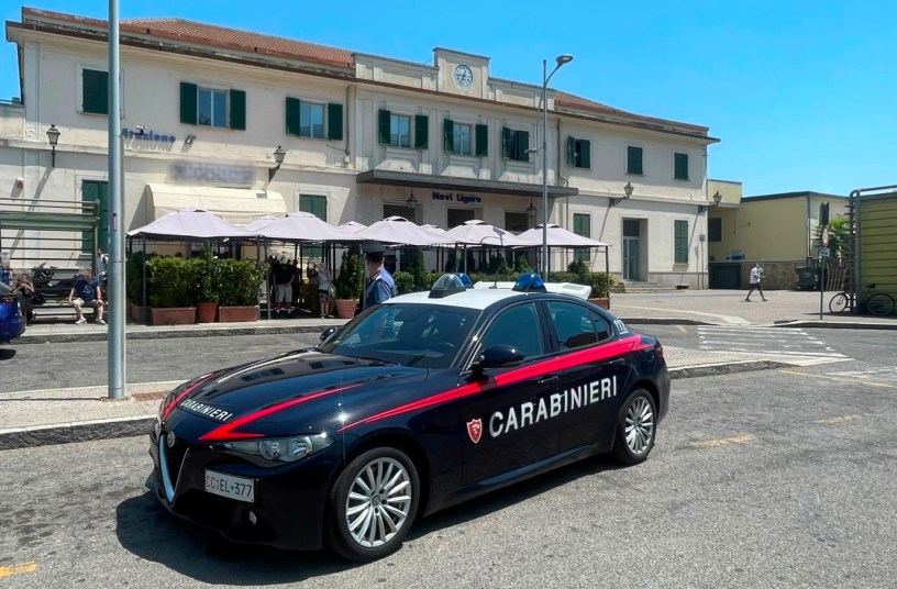 Pattuglia dei Carabinieri davanti alla stazione ferroviaria di Novi Ligure durante un intervento di assistenza a una persona in difficoltà.