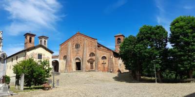 Complesso conventuale di San Francesco a Cassine, in provincia di Alessandria, con la storica chiesa in stile gotico lombardo e l'ampio sagrato antistante.