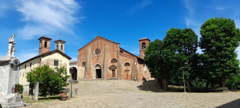 Complesso conventuale di San Francesco a Cassine, in provincia di Alessandria, con la storica chiesa in stile gotico lombardo e l'ampio sagrato antistante.
