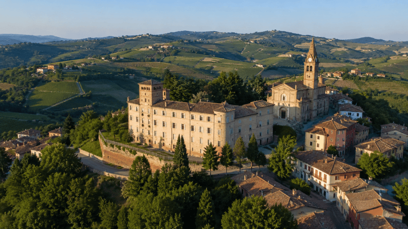 Locandina dell'evento sull'accessibilità e l'accoglienza nei luoghi turistici e culturali ospitato al Castello di Magliano Alfieri nel Roero.
