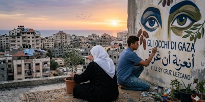 Un murales su un tetto a Gaza raffigura due grandi occhi espressivi circondati da rami d'ulivo, con il titolo della poesia di Yuleisy Cruz Lezcano. Un ragazzo dipinge la parete mentre una donna anziana cura una pianta di ulivo in vaso, sullo sfondo del panorama urbano al tramonto.