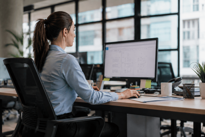 Uomo e donna seduti per molte ore davanti al computer in ufficio, immagine che rappresenta la sedentarietà e gli effetti dello stile di vita moderno sulla salute.