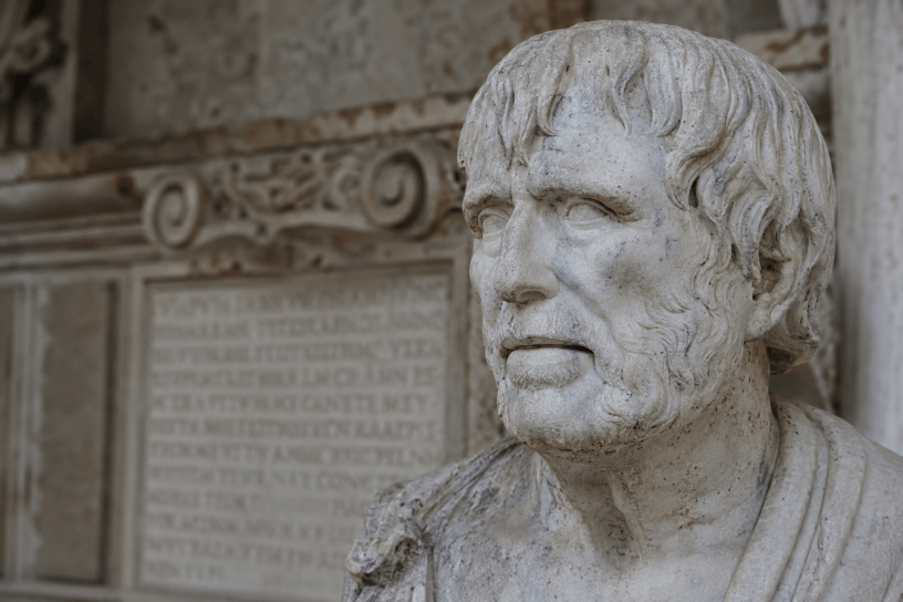 Busto in marmo del filosofo romano Seneca in un ambiente storico, illuminato da luce naturale, simbolo della saggezza stoica e della riflessione sul valore del tempo e della vita.