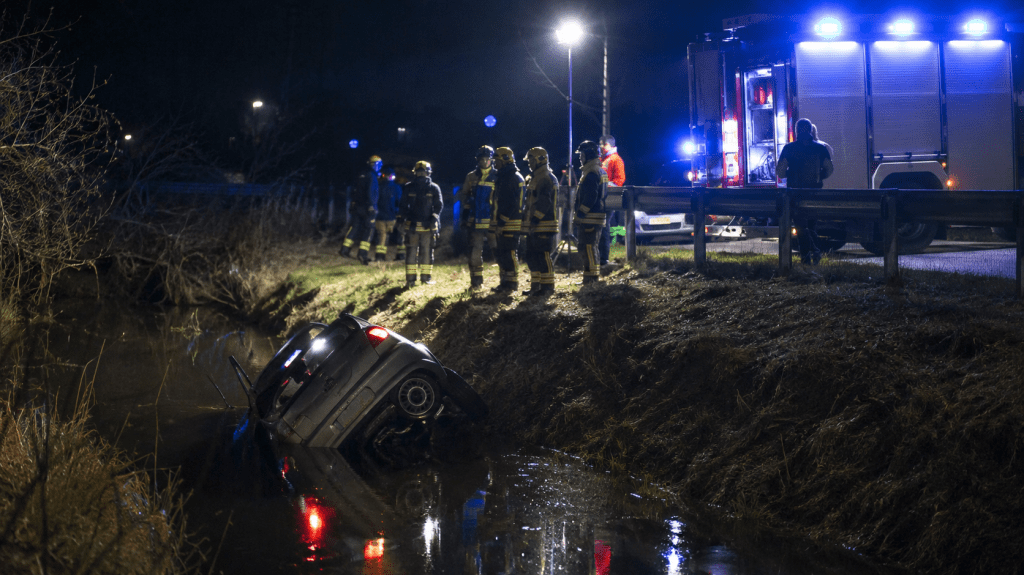Tragedia all’alba nel Milanese: auto esce di strada e precipita in un canale, tre adolescenti perdono la&nbsp;vita