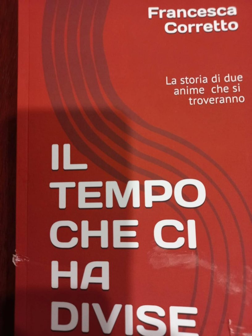 Copertina del romanzo Il tempo che ci ha divise di Francesca Corretto, una storia intensa sulla ricerca delle proprie origini, sui legami familiari e sull'incontro tra due sorelle separate dal destino.