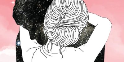 Copertina del libro Senza averti qui di Sofia J. Ross, con due figure abbracciate immerse in un cielo stellato sotto una luna crescente, simbolo di amore, nostalgia, assenza e guarigione emotiva.