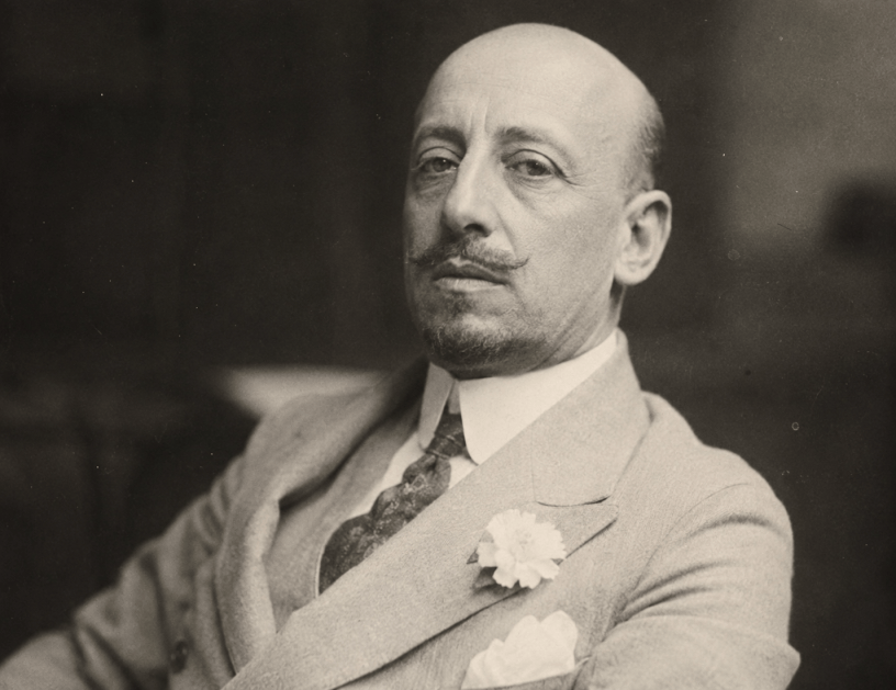Ritratto fotografico realistico di Gabriele D'Annunzio in abito elegante d'inizio Novecento, con sguardo intenso e atmosfera storica, in stile fotografico ad alta risoluzione