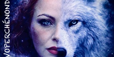 Illustrazione artistica che unisce il volto di una donna e quello di un lupo bianco sotto una luna luminosa, immersi in un cielo notturno stellato che richiama i temi della rinascita, della forza interiore e del mistero.