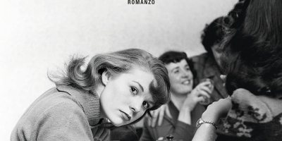 Copertina del romanzo Gli anni in bianco e nero di Francesca Giannone. In primo piano una giovane donna osserva l'obiettivo mentre sullo sfondo si intravedono altre figure femminili, simbolo delle trasformazioni sociali e culturali dell'Italia degli anni Sessanta.