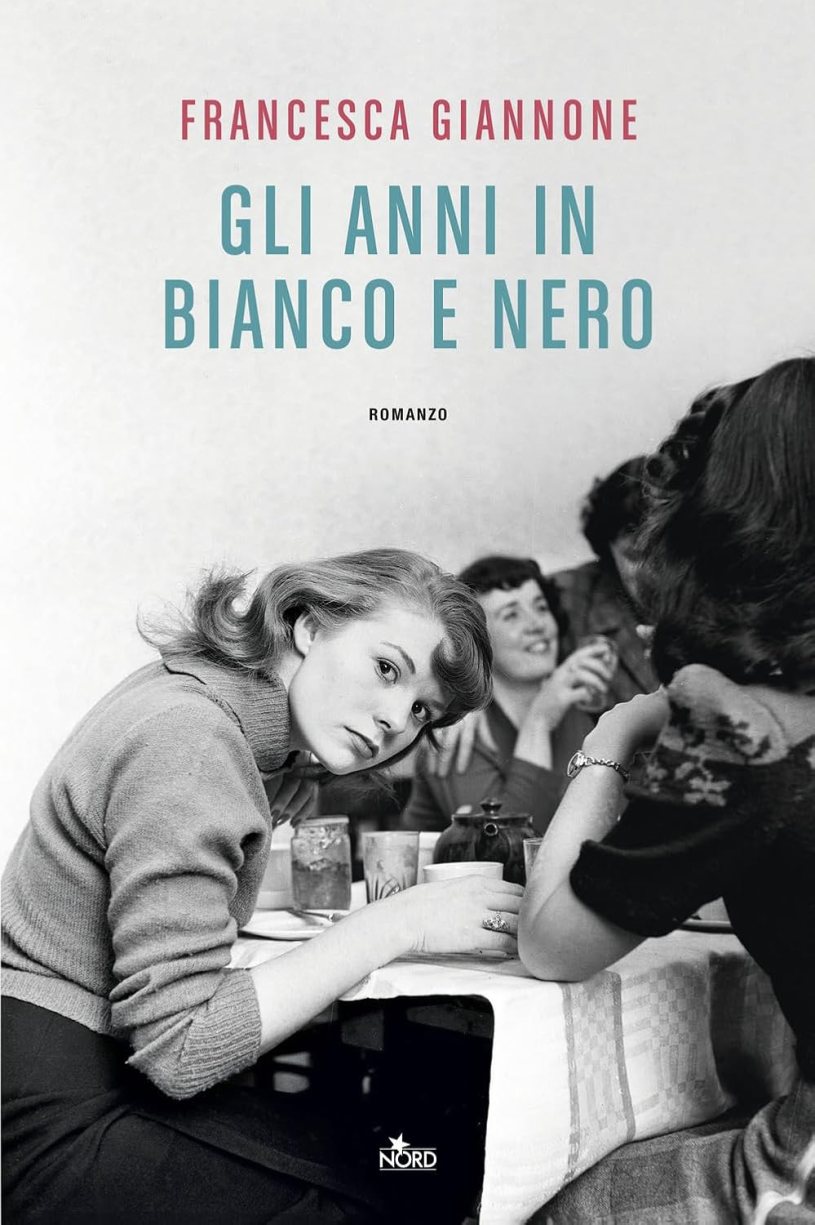 Copertina del romanzo Gli anni in bianco e nero di Francesca Giannone. In primo piano una giovane donna osserva l'obiettivo mentre sullo sfondo si intravedono altre figure femminili, simbolo delle trasformazioni sociali e culturali dell'Italia degli anni Sessanta.