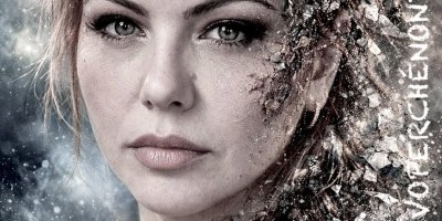 Ritratto artistico di una donna con lo sguardo intenso e parte del volto che si dissolve in frammenti luminosi e polvere cosmica. L'immagine simboleggia trasformazione, rinascita, memoria, fragilità e ricostruzione interiore.