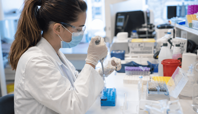 Ricercatrice in laboratorio mentre utilizza strumenti scientifici avanzati per lo sviluppo di nuove terapie contro diabete e obesità, in un ambiente medico moderno e tecnologico.