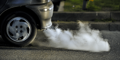 Automobile diesel in circolazione con emissioni dallo scarico, immagine simbolica del dibattito sul nuovo Piano della Qualità dell'Aria della Regione Piemonte e sullo stop ai blocchi delle auto Euro 5.