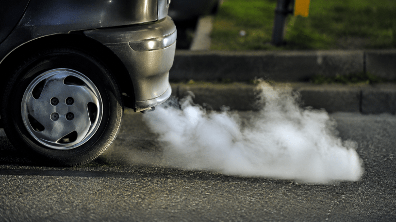 Automobile diesel in circolazione con emissioni dallo scarico, immagine simbolica del dibattito sul nuovo Piano della Qualità dell'Aria della Regione Piemonte e sullo stop ai blocchi delle auto Euro 5.