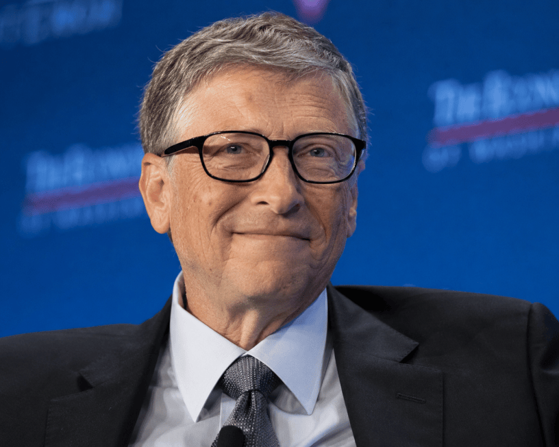 Bill Gates in un ritratto realistico mentre riflette sul futuro della ricerca sull'Alzheimer, simbolo dell'impegno per l'innovazione medica e l'intelligenza artificiale applicata alla salute.