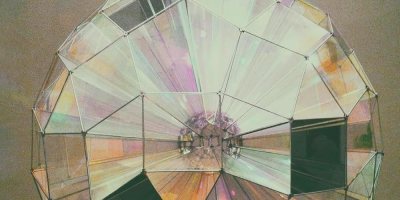 Copertina del romanzo Frammenti di un caleidoscopio di Valeria Gallo, caratterizzata da una struttura geometrica trasparente dai riflessi iridescenti che richiama le molteplici sfaccettature della vita e delle emozioni umane.