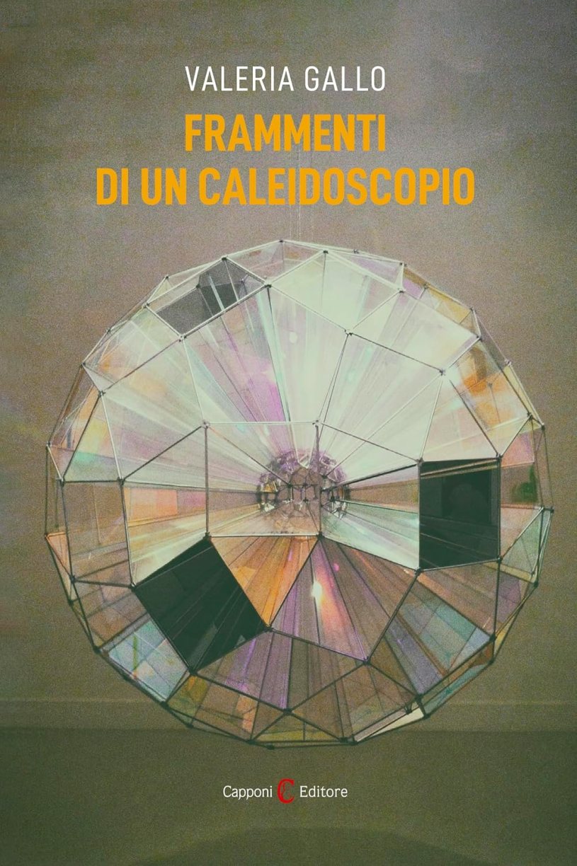 Copertina del romanzo Frammenti di un caleidoscopio di Valeria Gallo, caratterizzata da una struttura geometrica trasparente dai riflessi iridescenti che richiama le molteplici sfaccettature della vita e delle emozioni umane.