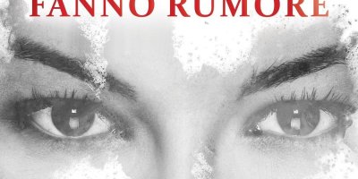 Copertina del romanzo Chi parla poco ha gli occhi che fanno rumore di Silvia Brindisi, con il primo piano di uno sguardo femminile intenso che richiama i temi dell'emozione, dell'ascolto e degli incontri che cambiano la vita.