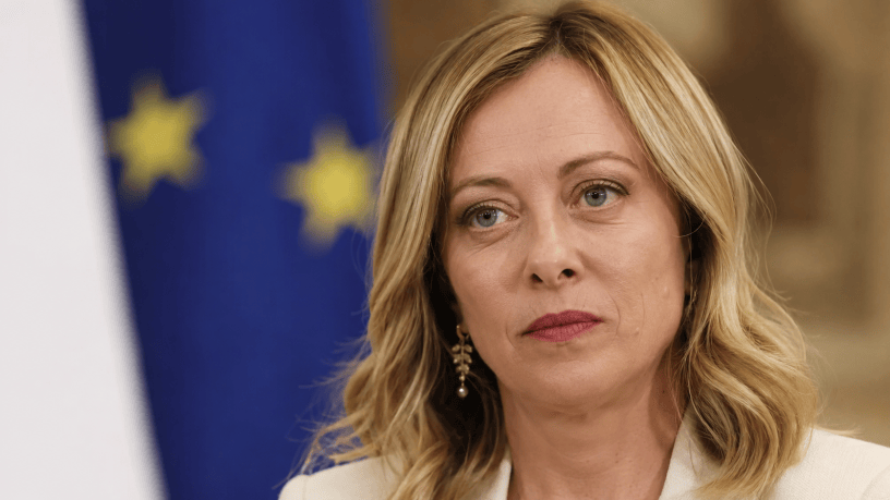 Ritratto fotografico realistico di Giorgia Meloni in un contesto istituzionale, con sfondo sfocato e richiami all'Unione Europea. L'immagine accompagna un editoriale dedicato al bilancio del governo italiano dal 2022 al 2026.