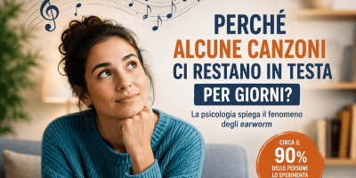 Donna che riflette mentre una melodia le resta in mente.