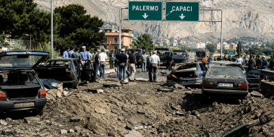 Ricostruzione fotografica della strage di Capaci con l'autostrada devastata dall'esplosione, veicoli coinvolti nell'attentato e forze dell'ordine sul luogo della tragedia che costò la vita a Giovanni Falcone, Francesca Morvillo e agli agenti della scorta.