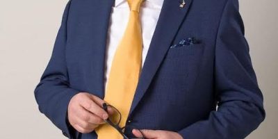 Ritratto di Daniele Poggio, nuovo Segretario della Lega Alto Monferrato, in abito blu con cravatta gialla.