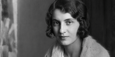Ritratto fotografico realistico di Antonia Pozzi, una delle più importanti voci della poesia italiana del Novecento, rappresentata in uno stile elegante e suggestivo ispirato agli anni Trenta.