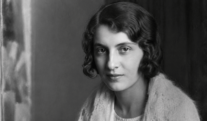 Ritratto fotografico realistico di Antonia Pozzi, una delle più importanti voci della poesia italiana del Novecento, rappresentata in uno stile elegante e suggestivo ispirato agli anni Trenta.