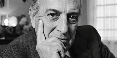 Ritratto realistico di Alfonso Gatto in bianco e nero, pensieroso e intenso, simbolo della grande poesia italiana del Novecento.