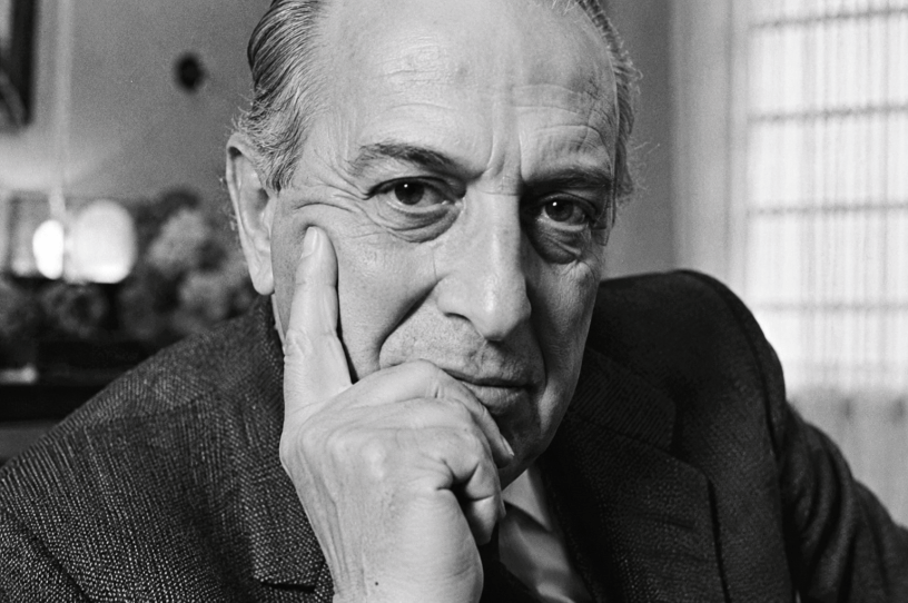 Ritratto realistico di Alfonso Gatto in bianco e nero, pensieroso e intenso, simbolo della grande poesia italiana del Novecento.