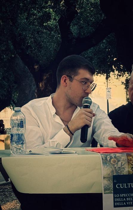 Le tue mani, poesia di Fabio Petrilli. Pubblicazione di Elisa Mascia -Italia