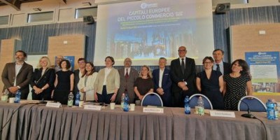 Rappresentanti istituzionali, amministratori locali e delegati europei riuniti a Bologna durante l'incontro dedicato alle Capitali Europee del Piccolo Commercio, iniziativa promossa per valorizzare il commercio di vicinato e l'economia locale.