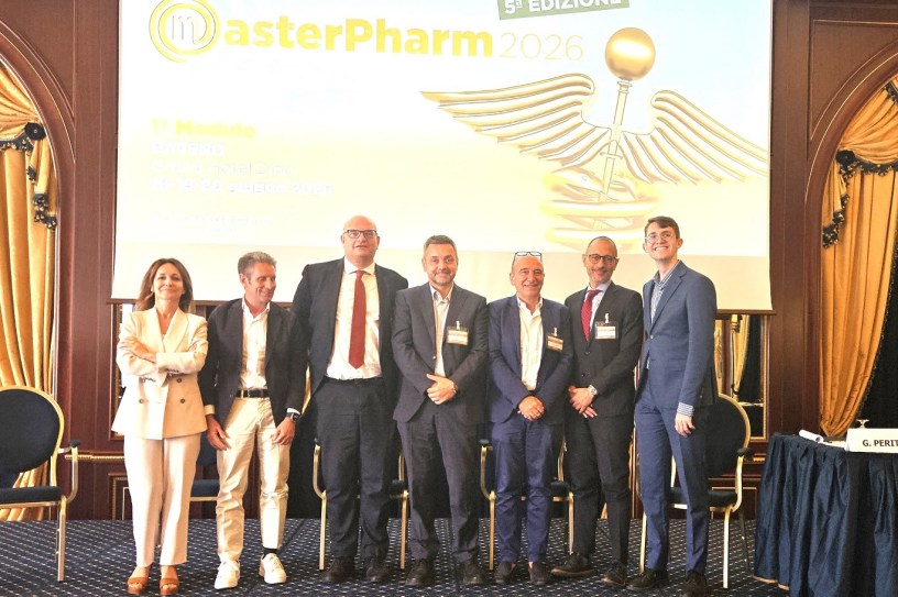 Partecipanti e relatori di MasterPharm 2026 riuniti sul palco durante la sessione inaugurale dell'evento dedicato all'innovazione e al futuro della sanità italiana a Baveno.