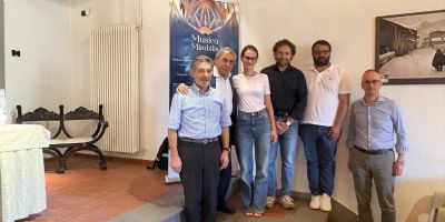 Gruppo di organizzatori e rappresentanti istituzionali durante la presentazione dell’edizione 2026 del Festival musicale internazionale “Musica Mirabilis” a Clusone.