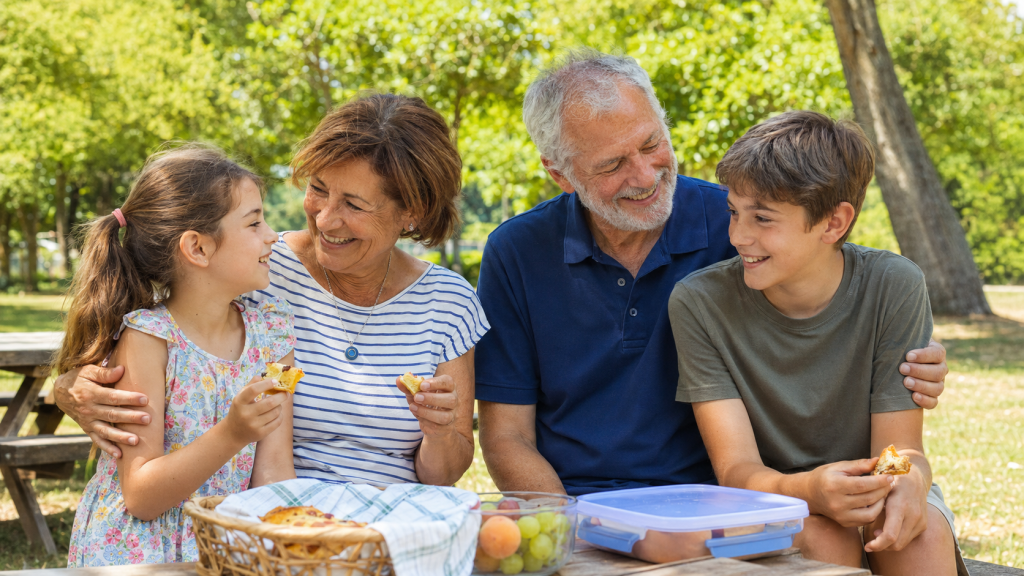 Nonni d’estate, il welfare silenzioso che tiene in piedi le famiglie&nbsp;italiane