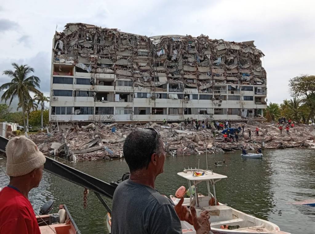 Il giornalista Ignacio Laya – La Guaira, illustra la situazione durante i giorni post sisma che ha colpito il Venezuela. Pubblicazione di Elisa Mascia&nbsp;-Italia